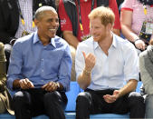 <p>Als Prinz Harry den ehemaligen US-Präsidenten Barack Obama bei einem Basketballspiel bei den “Invictus Games” traf und die beiden einen Heidenspaß hatten. (Bild: Getty Images) </p>