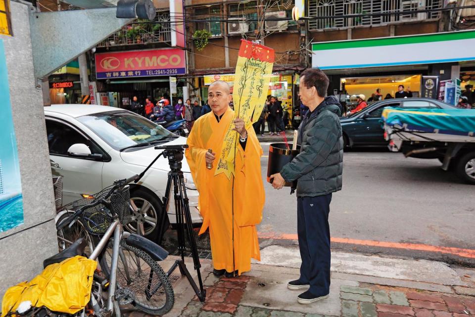 死者家屬陸續前往火災現場招魂，法師招魂鈴聲與家屬悲悽的哭喊聲，在忙碌的車水馬龍中更顯心痛。