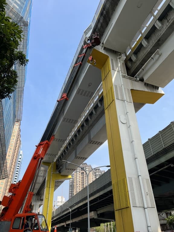 《圖說》高空作業車施作防落設施。〈捷運局提供〉