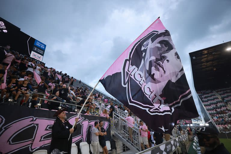 Las banderas gigantes con la imagen de Messi ya son habituales en las tribunas del estadio