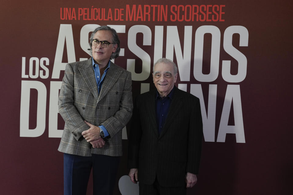 El director y productor Martin Scorsese, derecha, con el director de fotografía mexicano Rodrigo Prieto durante una sesión fotográfica para promover su película "Killers of the Flower Moon", en la Ciudad de México el 11 de octubre de 2023. (Foto AP /Fernando Llano)