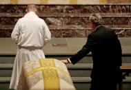 <p>Former Florida Governor Jeb Bush places his hand on the casket of his mother, former first lady Barbara Bush during a funeral service at St. Martin’s Episcopal Church in Houston, Texas, April 21, 2018. (Photo: David J. Phillip/Pool via Reuters) </p>