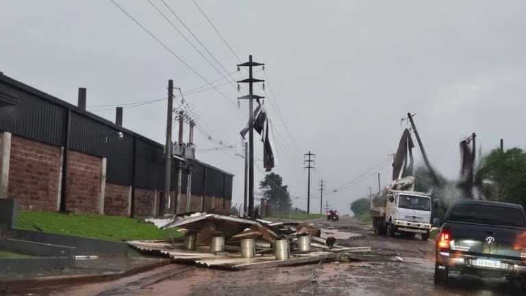 Un temporal de vientos de hasta 150 kilómetros por horas destrozaron galpones en Alem, Misiones