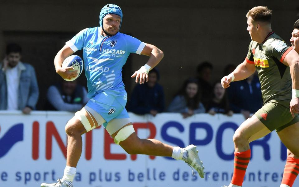 Montpellier's Zach Mercer (L) runs to scores a try during the European Rugby Champions Cup match between Stade Montpellier Herault Rugby and Harlequins at the GGL stadium in Montpellier, on April 10, 2022. - GETTY IMAGES