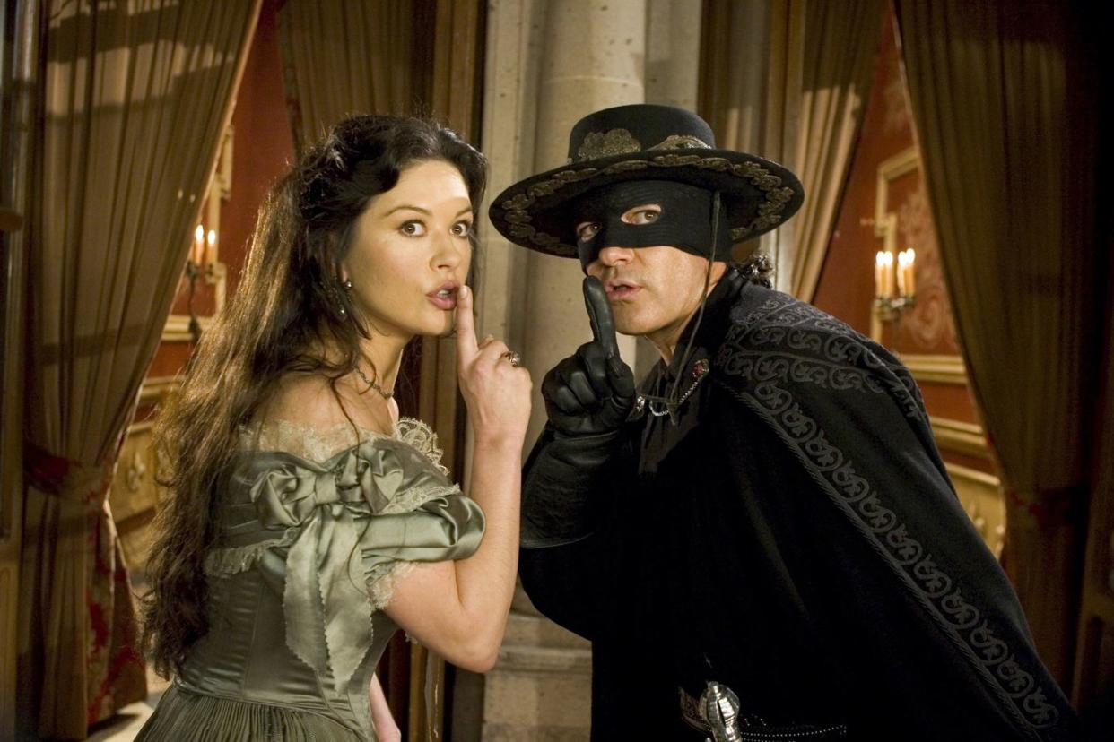 catherine zeta jones and antonin banderas in the legend of zorro