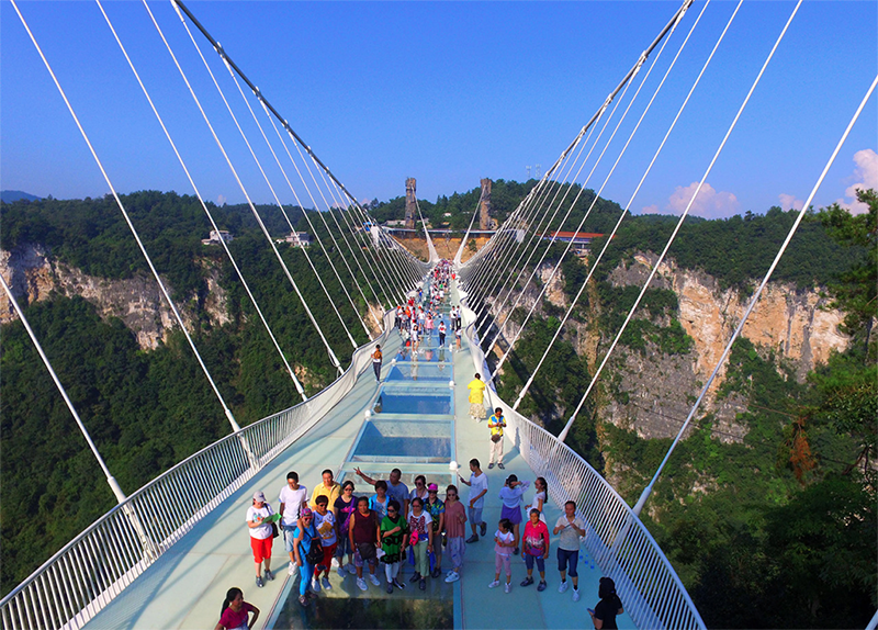 Así es el puente de cristal más largo y alto del mundo