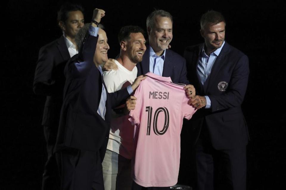 Messi recibe la camiseta de Inter Miami junto a, de izquierda a derecha, los propietarios Jorge Mas, Jose Mas y David Beckham. (Crédito: Megan Briggs/Getty Images)