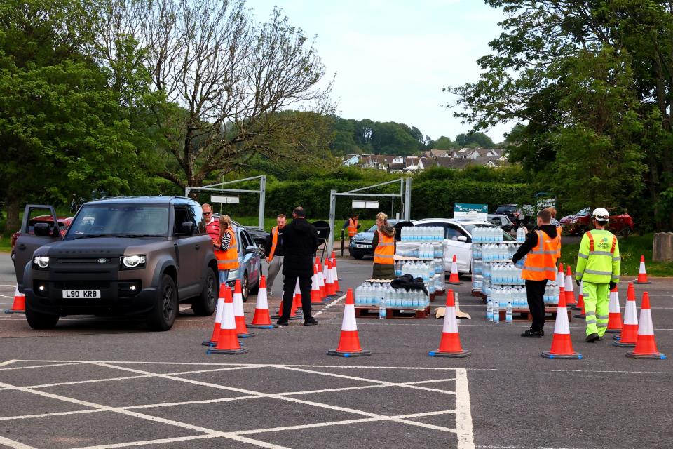 Broadsands Car Park, Brixham, Devon, UK. 15th May, 2024. South West Water handing out emergency rations of bottled water to anyone affected by the Cryptosporidium outbreak in Torbay. It comes as 22 cases of illness caused by the parasite have been confirmed in two areas of Brixham, with residents suffering from diarrhoea and sickness. Credit: nidpor/Alamy Live News