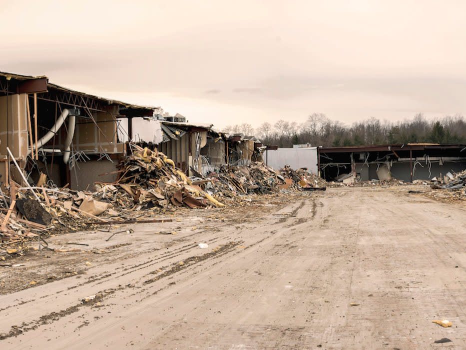 <p>En 2004 cerró sus puertas y fue demolido este antiguo centro comercial que se situaba en Kalamazoo, Michigan. Fue reconstruido y transformado en el Maple Hill Pavilion, que hoy es el hogar de numerosas tiendas (<a rel="nofollow noopener" href="https://www.flickr.com/photos/80240627@N04/9526839014/in/photolist-fvRxk5-n8swTp-b3ojZM-n1TaXZ-ff1s-87Npa2-bPDU1n-4cTa1X-rZLG2-Di549e-tRqFG-9TRERR-tRqGS-tRqK5-tRqJ4-5636jN-8yGxgt-8LKBJk-58zfDj-7wDyAa-5FxP5m-7Ckk4z-6qT49R-FfTtR1-cT1qKC-fxxua-deQtvP-hCUotH-6Wmo7X-bzSHXH-petPHx-hCSUev-6rD6E1-dhtwk7-q95kRk-7wHnEE-5qzXS9-dxok9u-dxokfY-dGjiVd-9U8r7R-5mUKpJ-4UxjPw-9kxtYn-bEa3Vb-7y23S2-4TGQcC-2pTWvc-YrjQ9b-J5F4zN" target="_blank" data-ylk="slk:Flickr/Simon Thalmann;elm:context_link;itc:0;sec:content-canvas" class="link ">Flickr/Simon Thalmann</a>). </p>