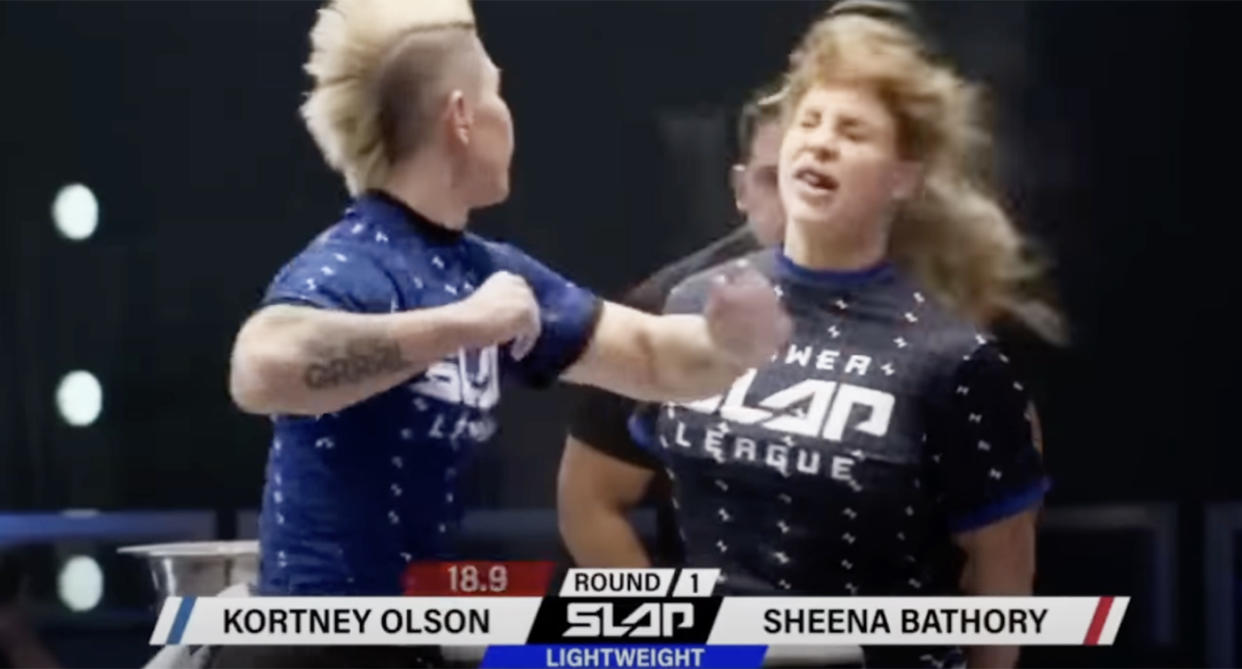 Kortney Olson vs Sheena Bathory, en un enfrentamiento de bofetadas de la Power Slap League. | Captura de video Youtube