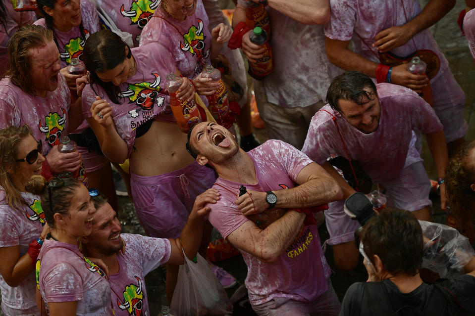 <p>A reveler squirts wine into his mouth at the launch of the <em>chupinazo</em> rocket to celebrate the official opening of the 2017 San Fermín Fiesta. (Photo: Alvaro Barrientos/AP) </p>