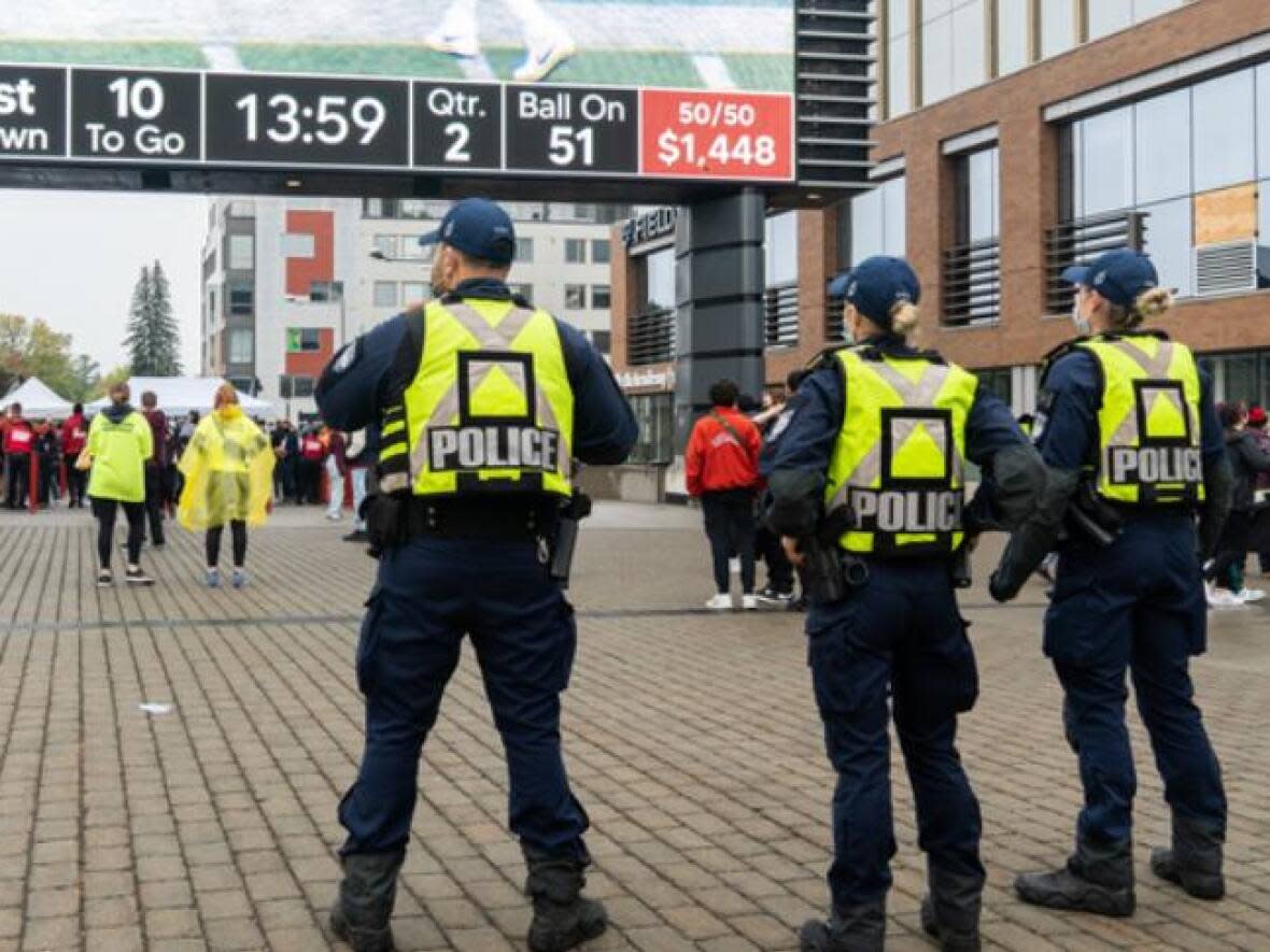 Ottawa Police said they are taking 'zero tolerance' approach going into the annual Panda Game between Carleton and the University of Ottawa. (Alexander Behne/Radio-Canada - image credit)