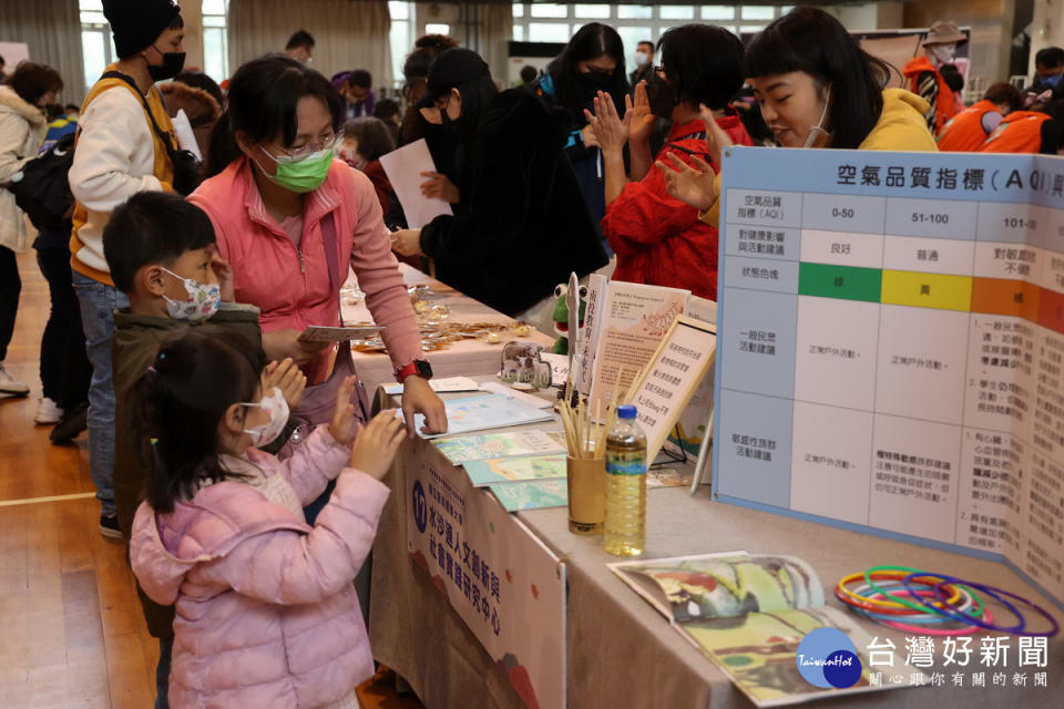 各個攤位以活潑互動方式展示。（縣府提供）