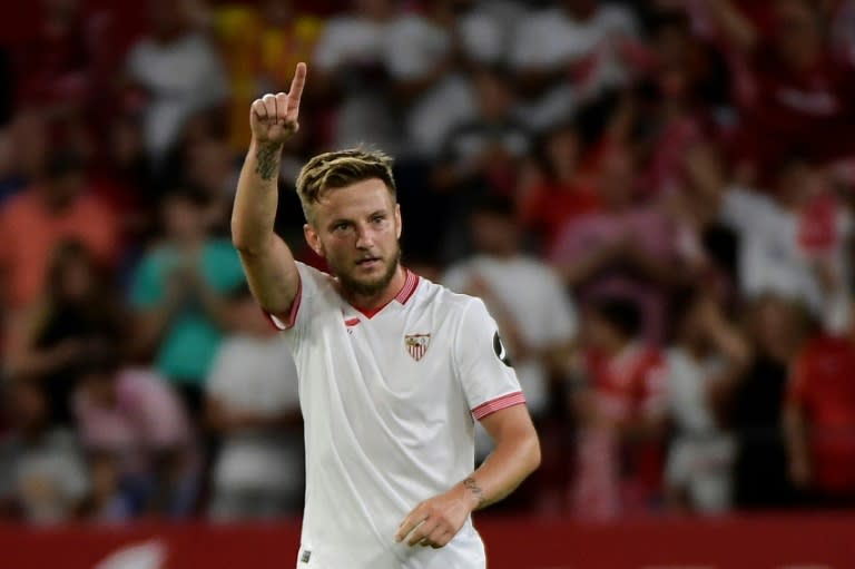 El centrocampista croata Ivan Rakitic celebra un gol marcado para el Sevilla en un partido de la liga española de fútbol contra el visitante Girona el 26 de agosto de 2023 (Cristina Quicler)