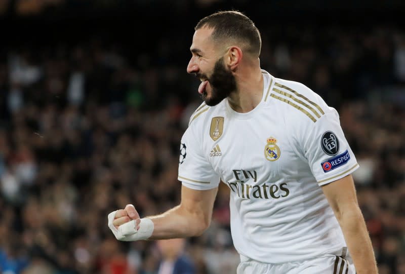 Karim Benzema celebra su segundo gol personal en el empate entre Real Madrid y PSG por Liga de Campeones.