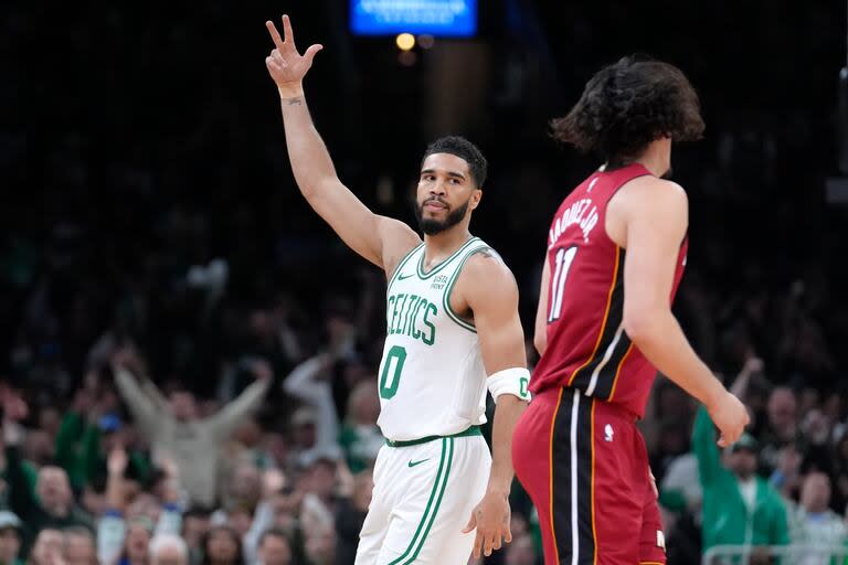 Jayson Tatum festeja un triple ante el mexicano Jaime Jaquez en el triunfo de Boston Celtics sobre Miami Heat en la apertura de su serie de playoffs de NBA, que continuará este miércoles.