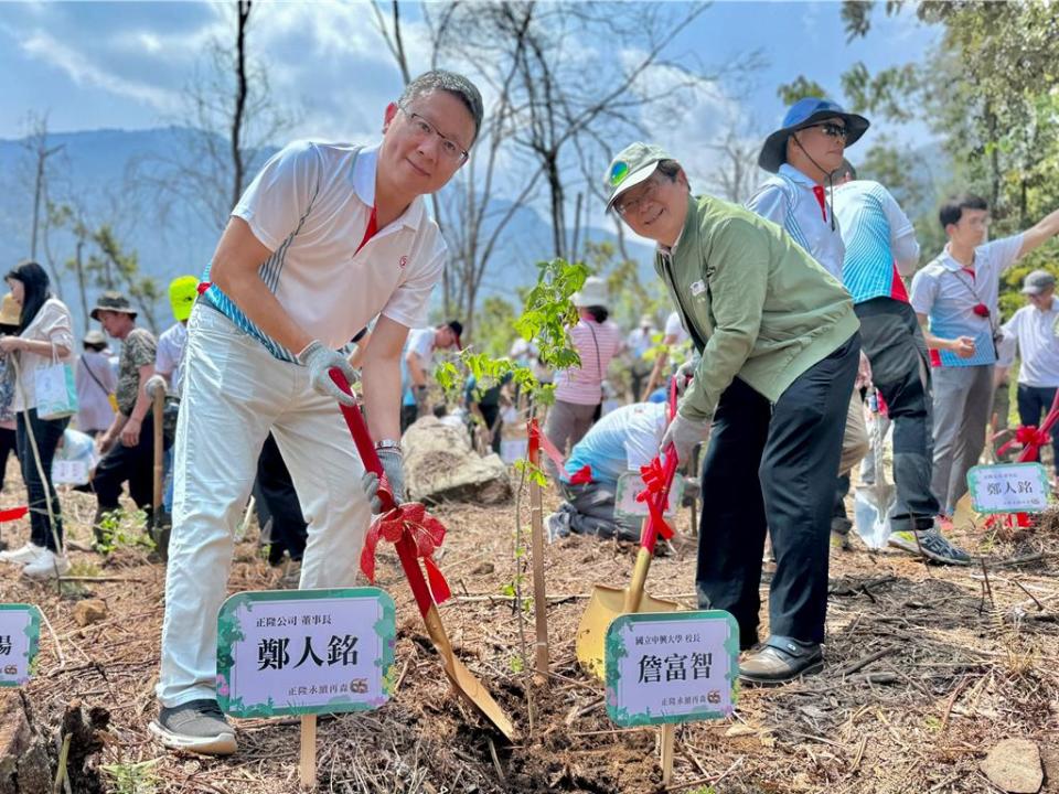 正隆Plants for the Planet植樹活動為惠蓀林場火燒跡地種下500棵樹苗，修復千萬山林碳匯價值。     圖／正隆提供