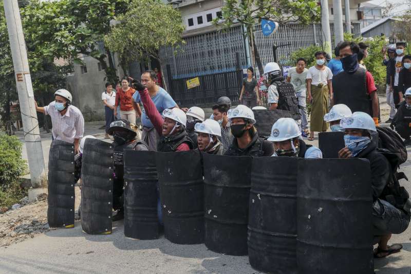 3月3日，緬甸第二大城曼德勒，示威者用臨時的盾保護自己（美聯社）