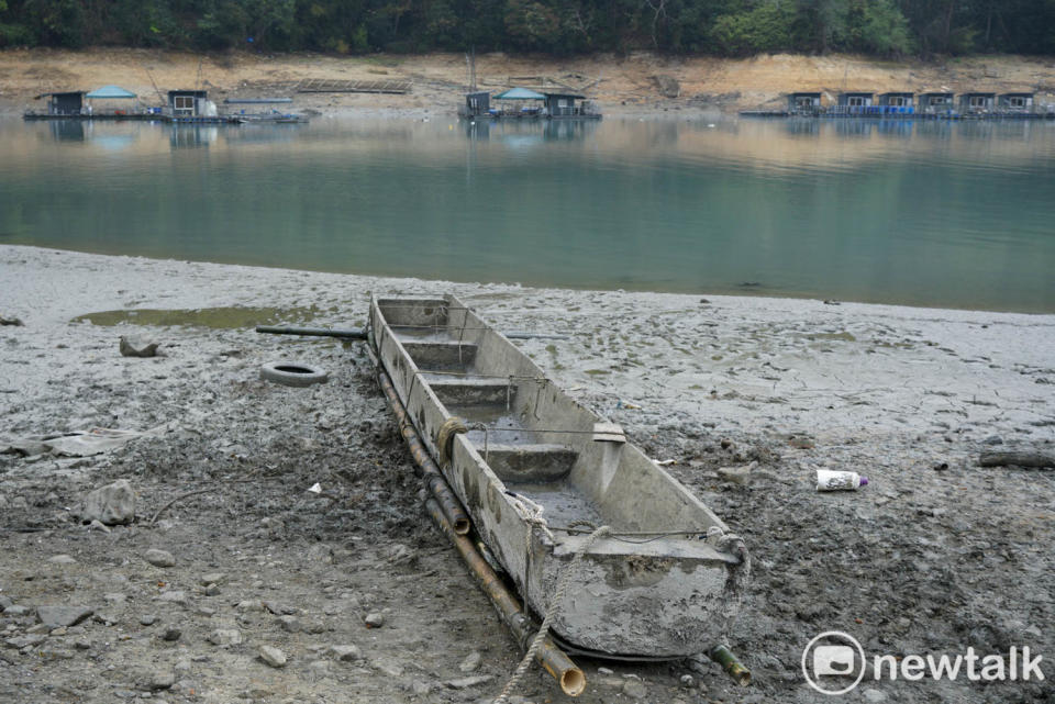 日月潭水位持續探底，水位降，一艘遺失多年，邵族特有的獨木舟在伊達邵漁民碼頭附近意外的被發現。   圖：張良一/攝