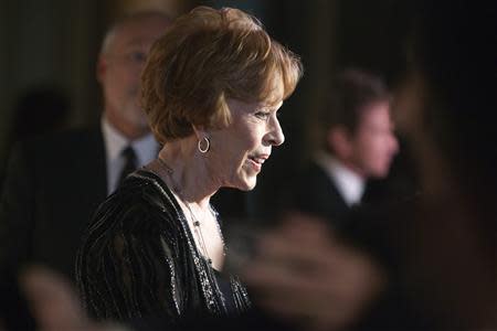 Carol Burnett talks to reporters as she arrives on the red carpet before being presented the 2013 Mark Twain Prize for American Humor at the Kennedy Center in Washington, October 20, 2013. REUTERS/Jonathan Ernst