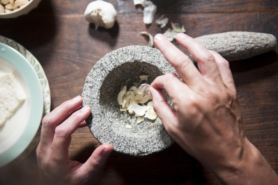 La preparación de los gazpachos tradicionales se comienza en un mortero. Foto: Getty Creative