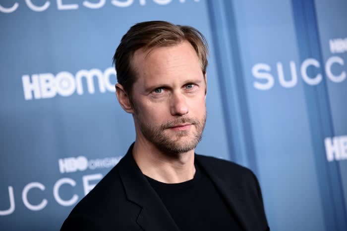 Alexander Skarsgard confirma su paternidad con Tuva Novotny, en la presentación de Succession 4