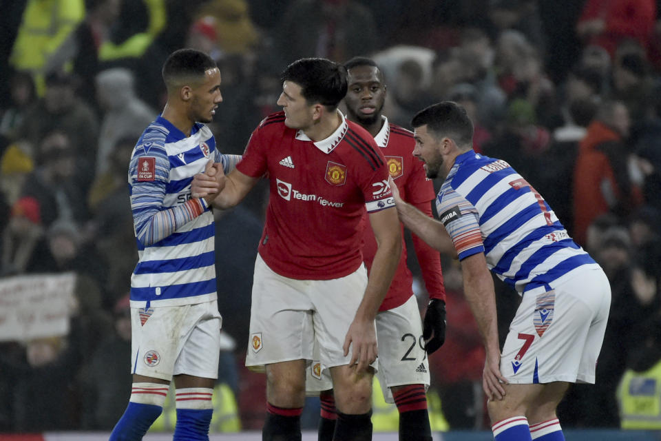 Harry Maguire, del Manchester United, estrecha la mano de Lucas Joao, de Reading, al final de un partido de la Copa de la FA, el sábado 28 de enero de 2023 (AP Foto/Rui Vieira)