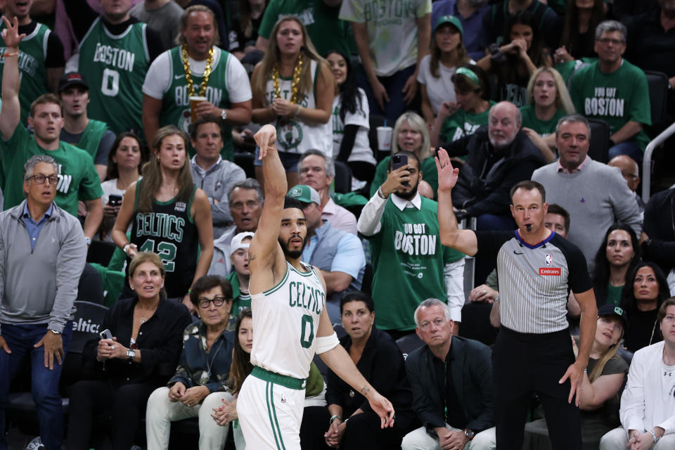 半場結束塞爾蒂克團隊投進11顆三分球。(Photo by Adam Glanzman/Getty Images)