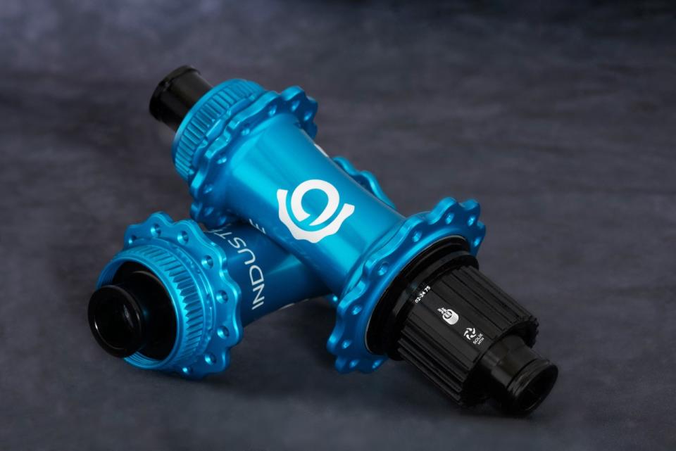 Industry Nine SOLiX M Hubs two blue hubs