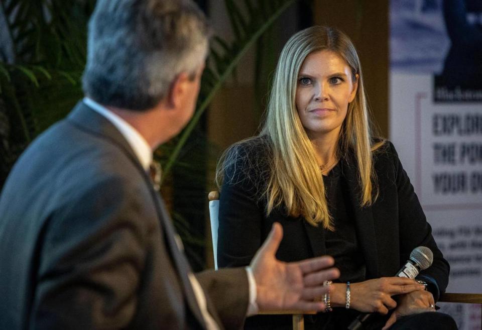 Johanna Mikkola, a la derecha, vicepresidenta de BrainStation Miami, escucha una pregunta del editor de negocios del Miami Herald, Paul Bomberger, en una charla informal durante la ceremonia de entrega de premios del concurso de presentación de startups del Herald, el viernes 24 de marzo de 2023 en la Universidad Internacional de la Florida (FIU).