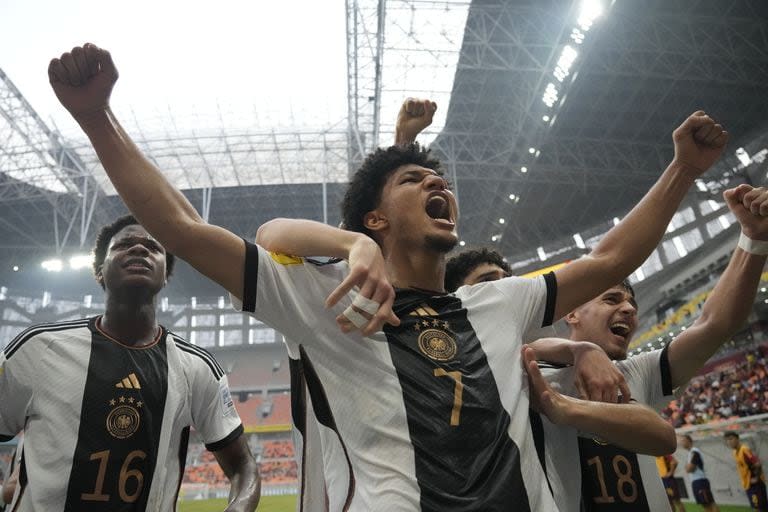 Paris Brunner (centro) celebra tras convertir el gol que le permitió a Alemania avanzar 