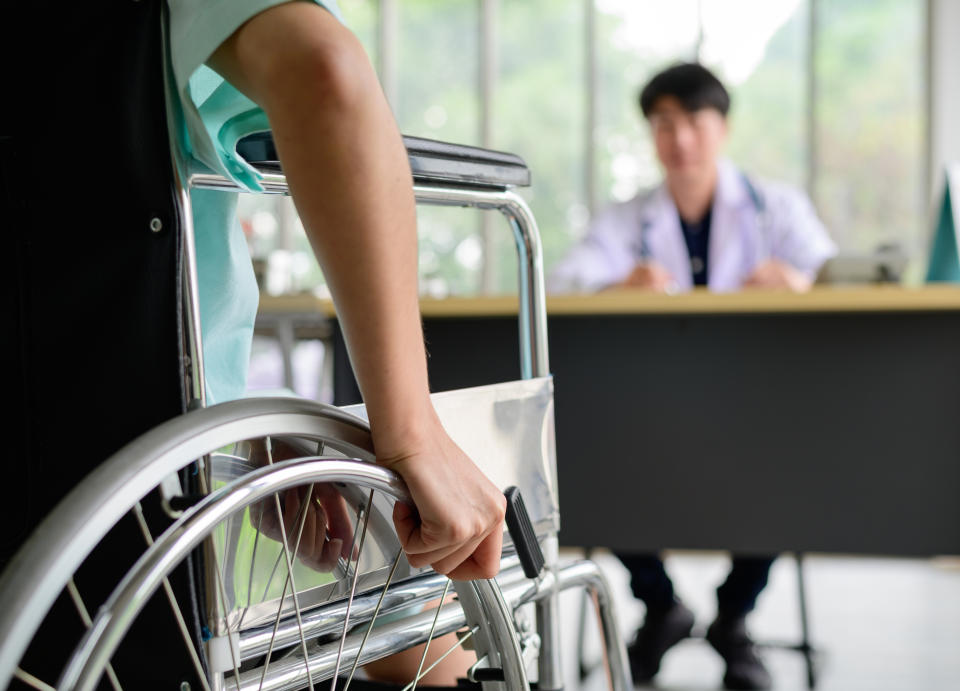 La posibilidad de revertir el daño medular es un sueño para miles de pacientes y ahora un fármaco orientado al cáncer podría alumbrar un rayo de luz. Imagen vía Getty.