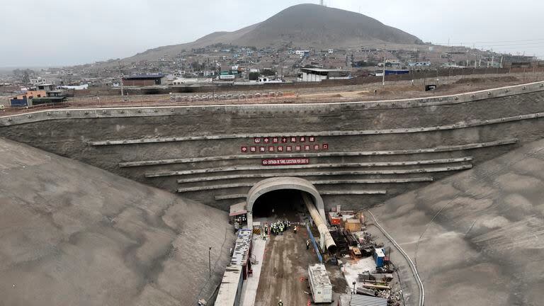 Obras del puerto multipropósito de Chancay, construido por una empresa estatal china en Chancay, Perú, el martes 22 de agosto de 2023. (AP Foto/César Barreto)