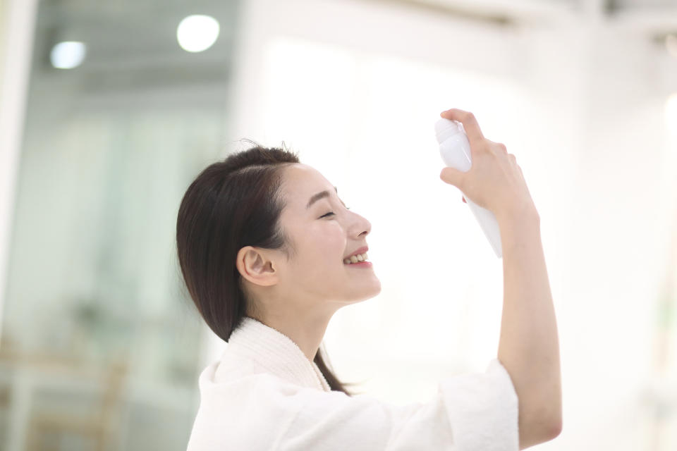 夏天補妝技巧2：保濕噴霧先噴再補妝（示意圖/Getty Image）