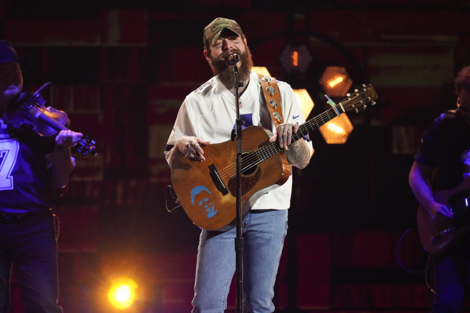 ARCHIVO - Post Malone presenta un popurrí durante la 59a edición anual de los Premios de la Academia de Música Country el 16 de mayo de 2024 en el Ford Center en Frisco, Texas. Post Malone, Rauw Alejandro y Doja Cat encabezarán el Festival Global Citizen de este año en el Central Park de Nueva York el 28 de septiembre de 2024, mientras los organizadores se centran en movilizar a los jóvenes para ayudar a abordar los problemas apremiantes del mundo. (Foto AP/Chris Pizzello, archivo)