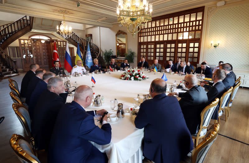 FOTO DE ARCHIVO. Delegaciones militares de Rusia, Ucrania y Turquía se reúnen con responsables de la ONU en Estambul, Turquía