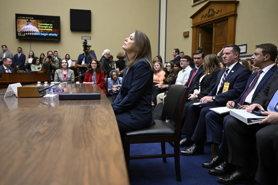 La directora del Servicio Secreto de Estados Unidos, Kimberly Cheatle, se prepara para testificar sobre el intento de asesinato del expresidente Donald Trump en un evento de campaña en Pensilvania ante el Comité de Supervisión y Responsabilidad de la Cámara de Representantes, en el Capitolio, el lunes 22 de julio de 2024 en Washington. (Foto AP/John McDonnell)