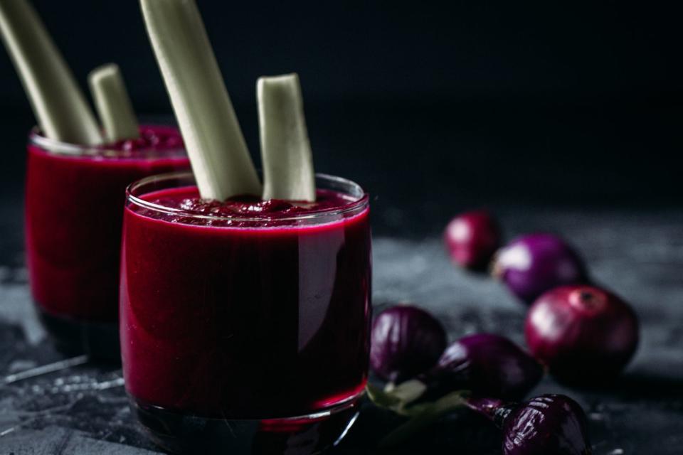 Sowohl Staudensellerie als auch Rote Beete sind im Juli aus regionalem Anbau verfügbar. Besonders für einen Smoothie oder eine kalte Suppe eignen sich die vitaminreichen Gemüsesorten im Sommer perfekt. (Bild: iStock / Anna Zheludkova)