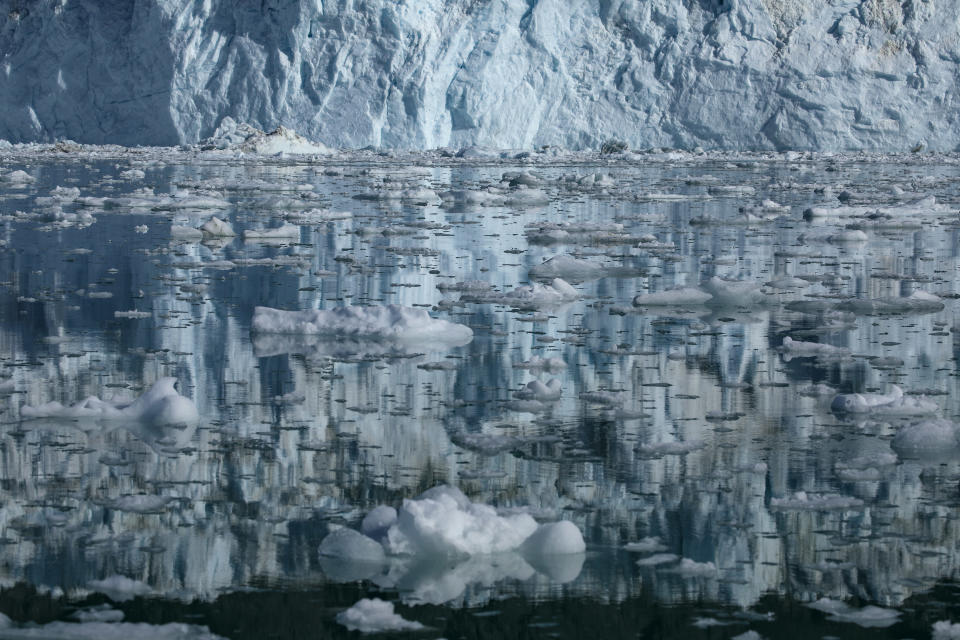 El frente de desprendimiento del glaciar Eqi, uno de los más grandes de Groenlandia, el 27 de agosto de 2022. (Damon Winter/The New York Times)