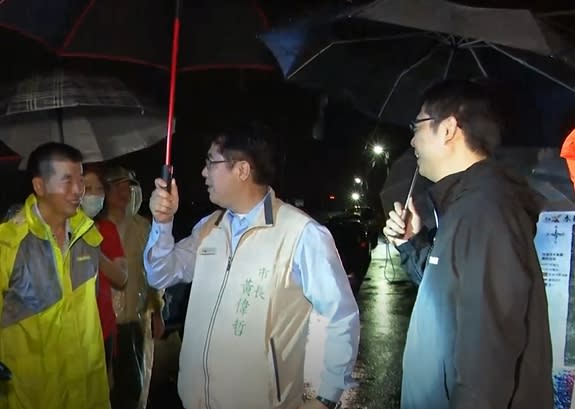 行政院副院長陳其邁，前往台南時市長黃偉哲也同行。（圖／東森新聞）