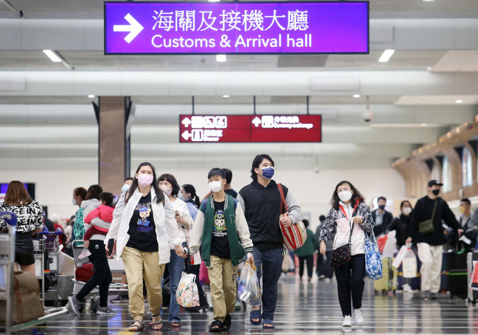 大陸宣布明年1月8日解除入境隔離措施，有序恢復公民出境旅遊，引發民眾擔憂。圖為旅客入境台灣。(資料照)
