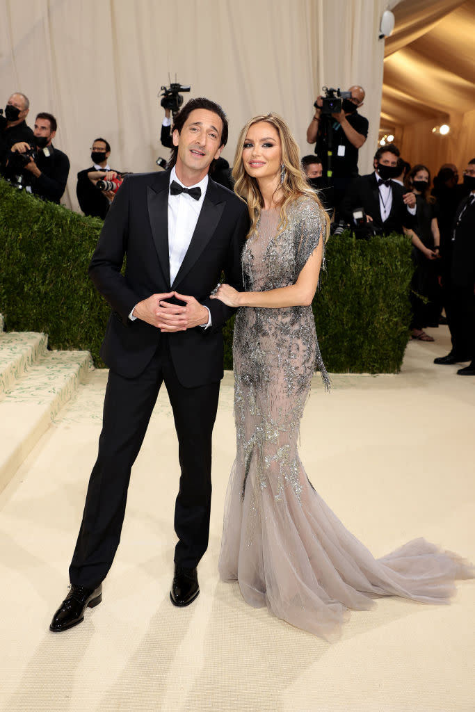 2021年9月13日， Adrien Brody 與 Georgina Chapman 亮相 Met Gala 紅地毯。