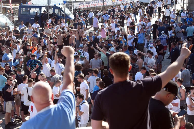 Algunos de los 6000 hinchas que presenciarán la final se congregan en Ribeira, Porto, en la víspera del partido que esperaron todas sus vidas: la definición del campeón de Europa.