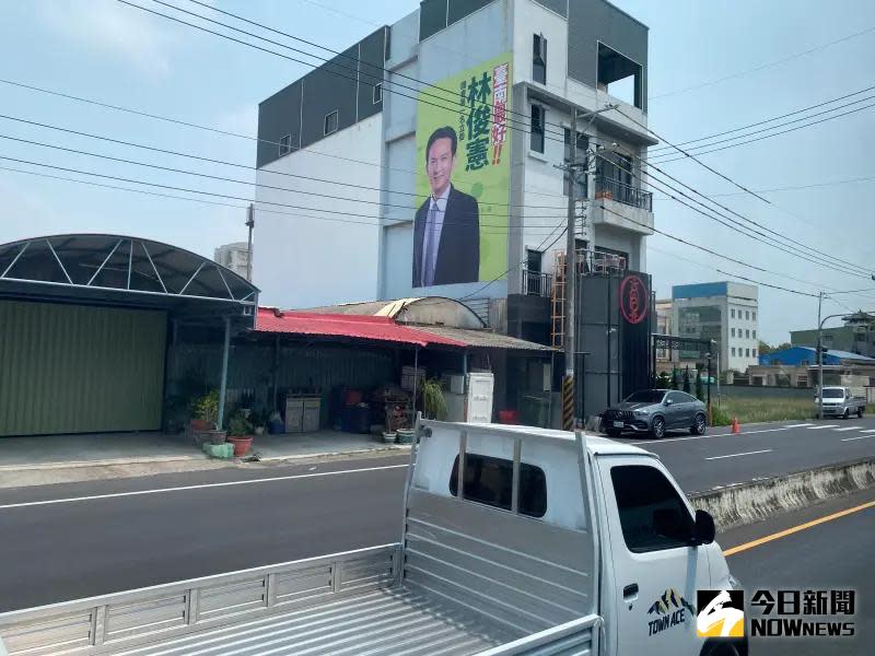 ▲林俊憲近1個月已在全市掛起宣傳看板，為2026提早布局。（圖／記者陳宜加攝）