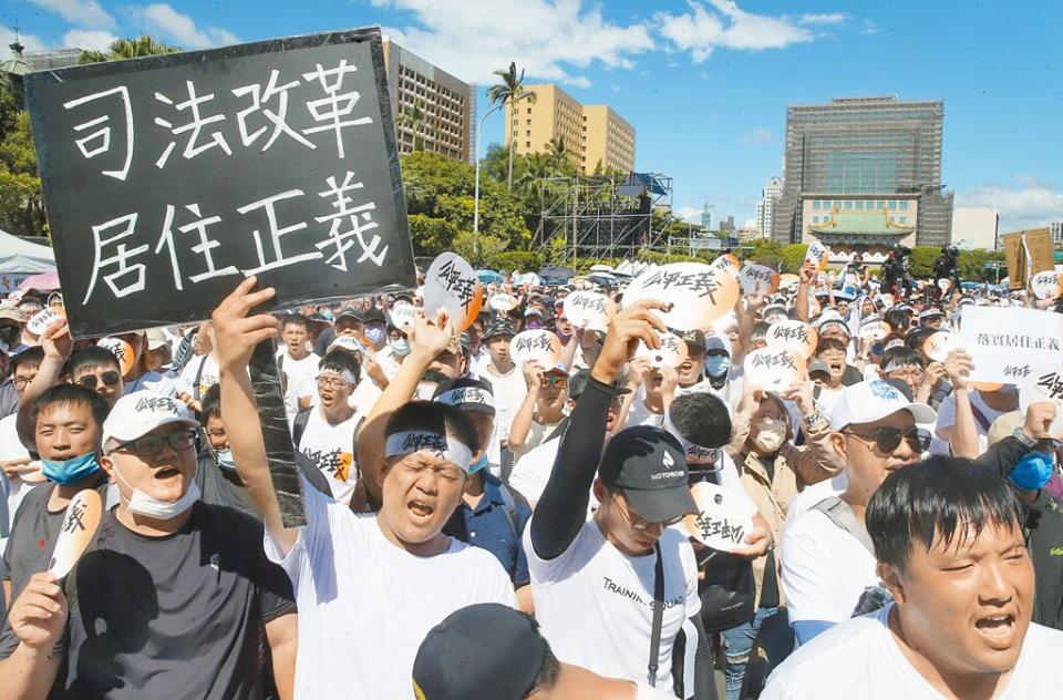 「公平正義救台灣」活動16日在總統府前凱道舉辦，以「司法及居住正義」為訴求，民眾頂著烈陽聚集聲援。（資料照／陳君瑋攝）