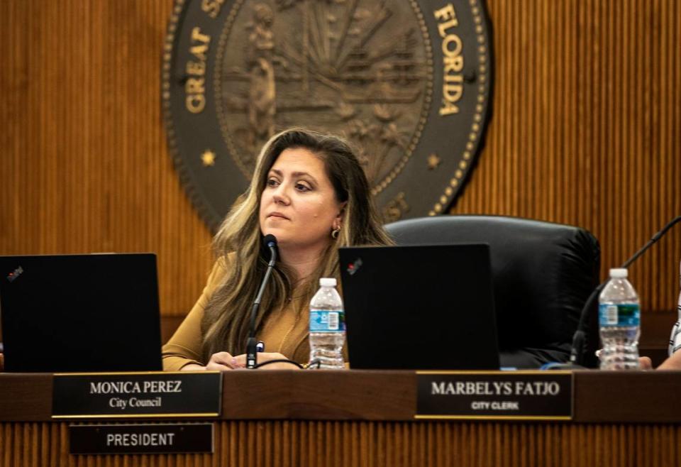 La presidenta del concejo de la ciudad de Hialeah, Mónica Pérez, durante una tensa reunión para discutir una posible incorporación por parte de Hialeah de la zona industrial de Brownsville, un histórico vecindario negro en el condado de Miami-Dade, el martes 25 de abril de 2023.