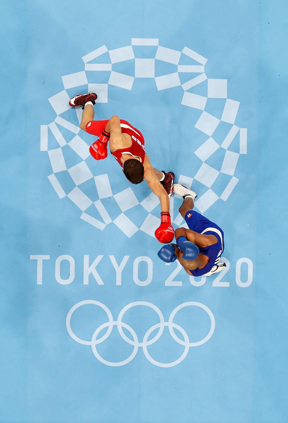 <p>TOKYO, JAPAN - AUGUST 03: Pat McCormack (red) of Team Great Britain exchanges punches with Roniel Iglesias of Team Cuba during the Men's Welter (63-69kg) final on day eleven of the Tokyo 2020 Olympic Games at Kokugikan Arena on August 03, 2021 in Tokyo, Japan. (Photo by Ueslei Marcelino - Pool/Getty Images)</p> 