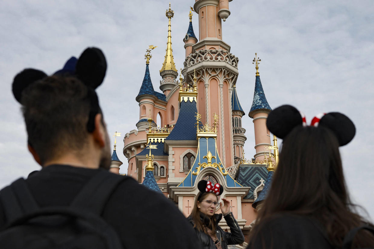 Disney fête ses 100 ans : « Le Roi Lion » est le film préféré des Français, selon une étude (Photo du château de la Belle au Bois Dormant à Disneyland Paris) 