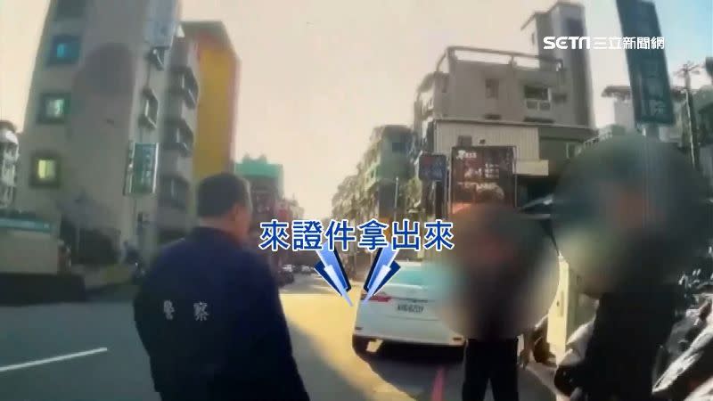 員警發現在路邊鬼鬼祟祟的4名黑衣人。