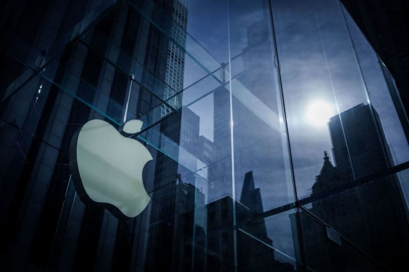 Apple's logo, taken at the Apple Store on 5th Avenue in Manhattan. Michael Kappeler/dpa